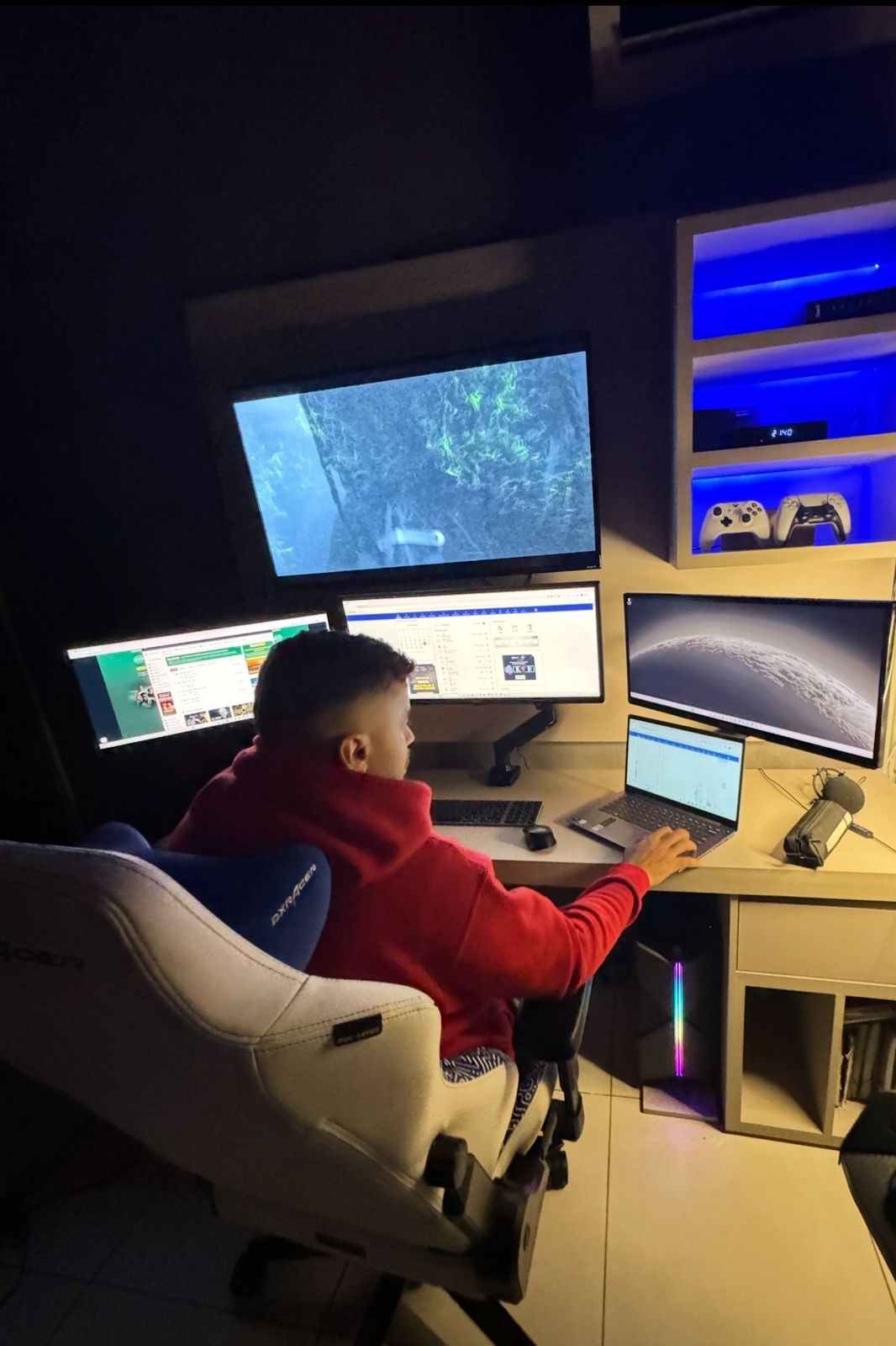 Ambiente de trabalho com múltiplos monitores